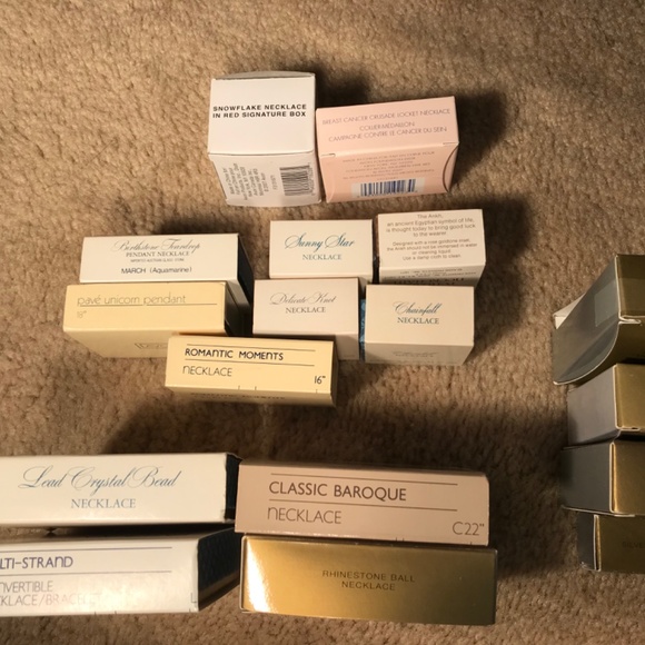 Lot of 38 Avon necklaces.  All in original box. - Picture 6 of 10